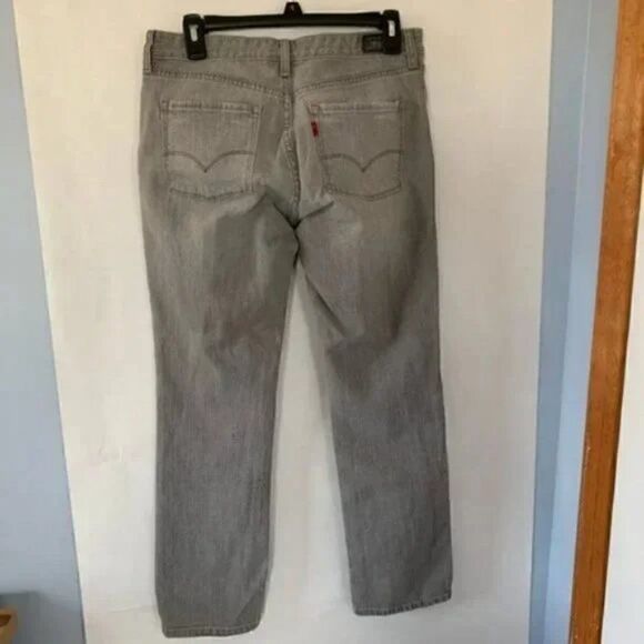 Levi’s Women’s 552 Mid Rise Straight 6 Short - Picture 5 of 6